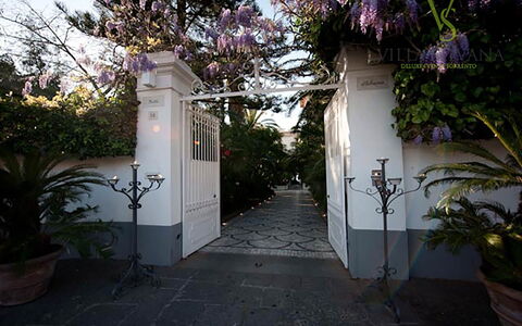 Villa Correale: Giardino, Vaso Di Fiori, Shade, Landscaping, Flagstone, Passerella, Cortile, Hacienda, Cortile