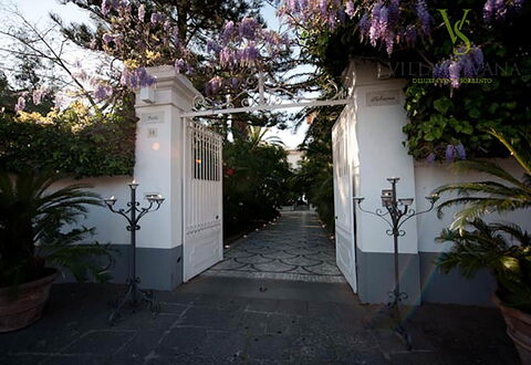 Villa Correale: Giardino, Vaso Di Fiori, Shade, Landscaping, Flagstone, Passerella, Cortile, Hacienda, Cortile