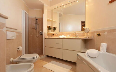 Villa Cremia: Lavandino Del Bagno, Bagno, Idraulico Fixture, Pavimentazione, Lavello, Interior Design, Pavimento, Legna, Mobiletto Del Bagno, Rubinetto
