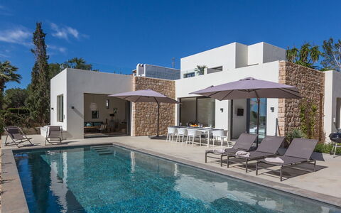 Villa Crozet: Piscina, Ombrello, Mobili Da Esterno, Landscaping, Giardino, Shade, Estate, Ricorrere, Villa, Sedia