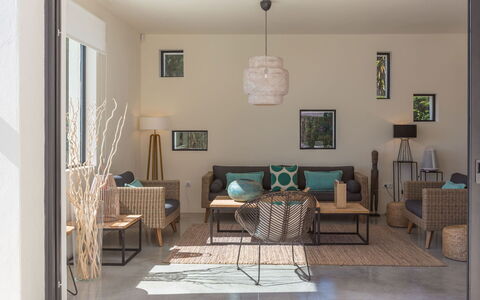 Villa Crozet: Mobilia, Interior Design, Pavimentazione, Divano, Sedia, Pavimento, Legna, Tavolo, Soggiorno, Camera