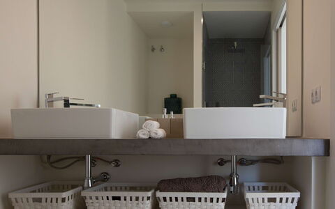 Villa Crozet: Lavandino Del Bagno, Interior Design, Idraulico Fixture, Lavello, Parete, Bagno, Specchio, Controsoffitto, Rubinetto, Pavimentazione