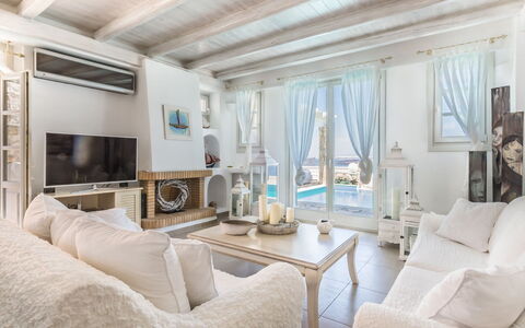 Villa Crystal: Mobilia, Interior Design, Divano, Pavimentazione, Pavimento, Casa, Appartamento, Tavolo, Sedia, Soggiorno