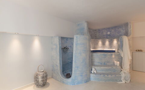 Villa Crystal: Interior Design, Pavimentazione, Pavimento, Camera, Vasca Da Bagno, Soffitto, Idraulico Fixture, Materiali Naturali, Biancheria, Hotel