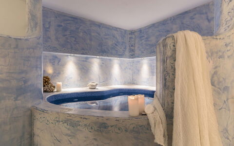 Villa Crystal: Vasca Da Bagno, Interior Design, Idraulico Fixture, Pavimentazione, Illuminazione, Pavimento, Bagno, Camera, Idraulico, Rubinetto