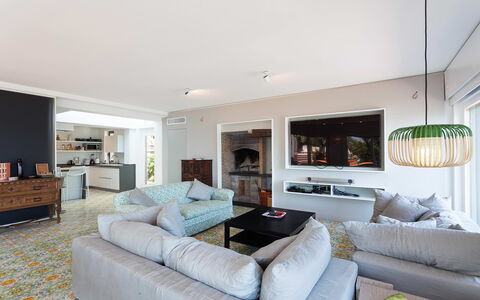 Villa Davide: Mobilia, Interior Design, Divano, Pavimentazione, Pavimento, Parete, Soggiorno, Camera, Soffitto, Legna