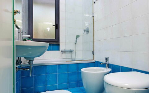 Villa Davide: Blu, Pavimentazione, Bagno, Idraulico Fixture, Pavimento, Interior Design, Gabinetto, Toilet Seat, Piastrella, Materiale Composito