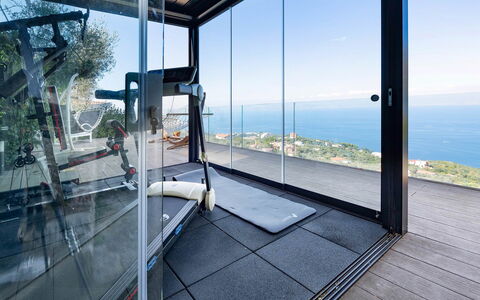 Villa Davide: Pavimento, Pavimentazione, Bicchiere, Illuminazione Diurna, Sedia, Alluminio, Piscina, Eco Hotel, Pianta Della Casa