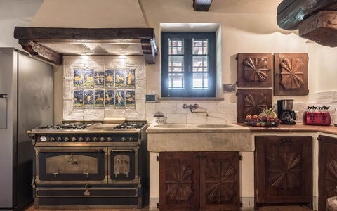 Villa del Colle: Cucina, Interior Design, Cucina Stufa, Stufa, Cabinetry, Controsoffitto, Stufa A Gas, Color Legno, Lampada, Elettrodomestico Da Cucina