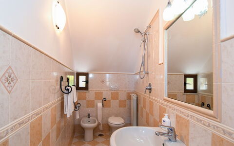 Villa del Mare: Idraulico Fixture, Pavimentazione, Bagno, Lavandino Del Bagno, Interior Design, Lavello, Rubinetto, Pavimento, Idraulico, Soffitto
