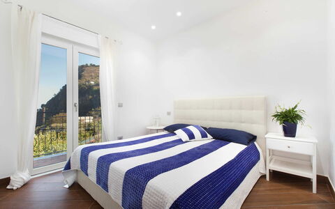 Villa del Saraceno: Letto, Mobilia, Camera Da Letto, Interior Design, Bedding, Lenzuolo, Legna, Biancheria, Pavimento, Pavimentazione