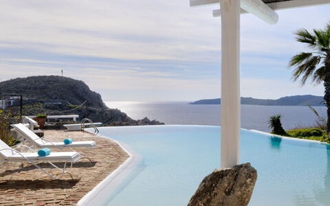 Villa Delos: Blu, Acqua, Piscina, Corpo D'Acqua, Ricorrere, Costiera E Morfologie Oceanic, Costa, Mare, Mobili Da Esterno, Eco Hotel