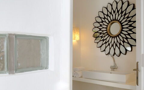 Villa Delos: Parete, Interior Design, Casa, Illuminazione, Idraulico Fixture, Soffitto, Lavandino Del Bagno, Camera, Specchio, Bagno