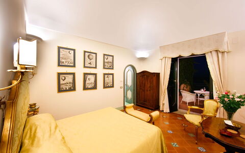 Villa Elyseum: Letto, Mobilia, Interior Design, Camera Da Letto, Lenzuolo, Bedding, Illuminazione, Camera, Pavimento, Biancheria