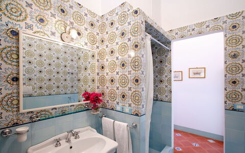 Villa Elyseum: Pavimentazione, Pavimento, Interior Design, Bagno, Lavandino Del Bagno, Idraulico Fixture, Piastrella, Mosaico, Soffitto, Lavello