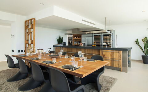 Villa Emily: Mobilia, Interior Design, Pavimentazione, Tavolo, Legna, Sedia, Soffitto, Cucina & Sala Da Pranzo Tavolo, Pavimento, Cucina