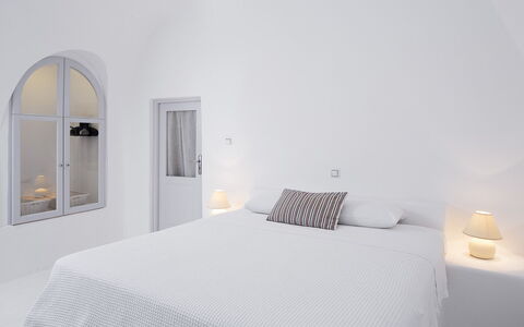 Villa Eros: Bianca, Camera Da Letto, Appartamento, Letto, Design, Bedding, Cuscino, Lenzuolo, Illuminazione Diurna, Lancia Cuscino