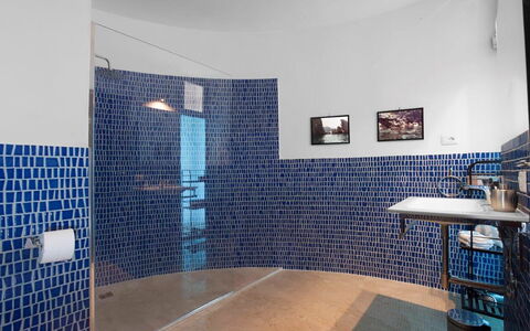 Villa Ettore: Blu, Pavimentazione, Pavimento, Interior Design, Materiale Composito, Idraulico Fixture, Piastrella, Idraulico, Soffitto, Bagno