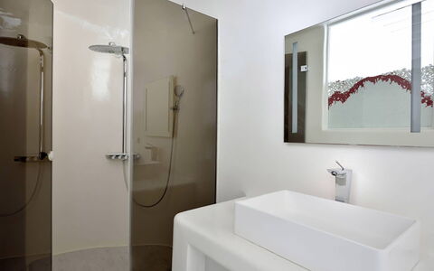 Villa Fabulous: Bagno, Idraulico Fixture, Interior Design, Parete, Pavimentazione, Pavimento, Rubinetto, Specchio, Lavello, Lavandino Del Bagno