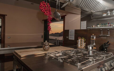 Villa Felicia: Cucina, Interior Design, Legna, Controsoffitto, Mobilia, Pavimentazione, Soffitto, Illuminazione, Elettrodomestico Da Cucina, Lampada