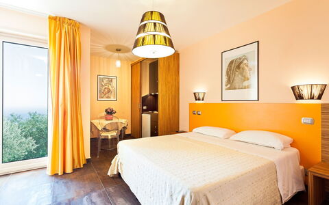Villa Felicia: Interior Design, Mobilia, Casa, Pavimento, Appartamento, Letto, Camera Da Letto, Camera, Soffitto, Lenzuolo