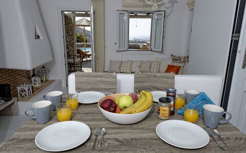 Villa Fos: Mobilia, Tavola, Tavolo, Sedia, Serveware, Interior Design, Bicchieri, Cibo, Dishware, Cucina & Sala Da Pranzo Tavolo