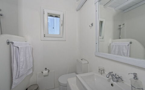 Villa Fos: Idraulico Fixture, Bagno, Lavello, Pavimento, Interior Design, Pavimentazione, Lavandino Del Bagno, Rubinetto, Idraulico, Camera