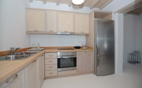 Villa Gazelia: Cucina, Controsoffitto, Elettrodomestico Da Cucina, Cabinetry, Apparecchio Major, Mobilia, Interior Design, Legna, Pavimentazione, Lavandino Della Cucina