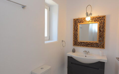 Villa Gazelia: Idraulico Fixture, Bagno, Parete, Interior Design, Pavimentazione, Lavello, Pavimento, Lavandino Del Bagno, Rubinetto, Specchio