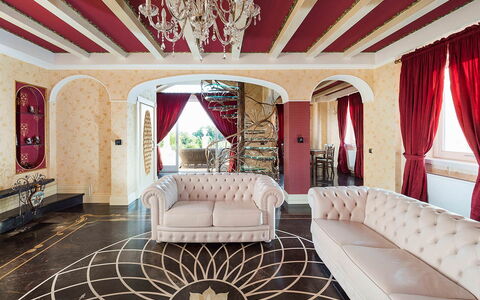 Villa Gemma: Pavimentazione, Interior Design, Mobilia, Pavimento, Legna, Divano, Illuminazione, Soffitto, Soggiorno, Tavolo
