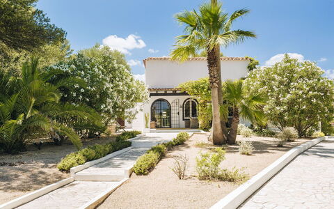 Villa Gold: Arbusto, Casa, Estate, Hacienda, Giardino, Driveway, Shade, Landscaping, Villa