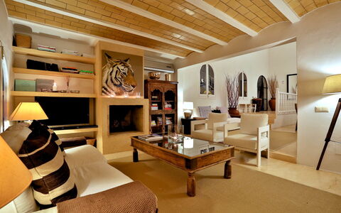 Villa Gold: Mobilia, Interior Design, Pavimentazione, Parete, Divano, Pavimento, Legna, Soffitto, Soggiorno, Camera
