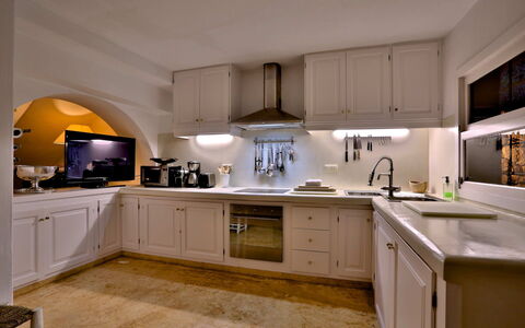 Villa Gold: Cucina, Controsoffitto, Elettrodomestico Da Cucina, Cabinetry, Interior Design, Apparecchio Major, Mobilia, Lampada, Illuminazione, Soffitto