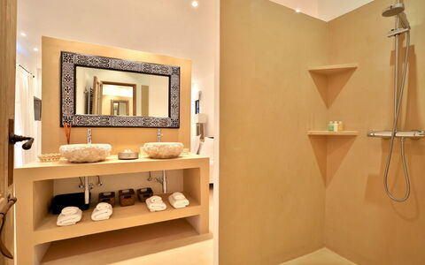 Villa Gold: Idraulico Fixture, Parete, Interior Design, Bagno, Pavimentazione, Lavandino Del Bagno, Rubinetto, Pavimento, Idraulico, Lavello