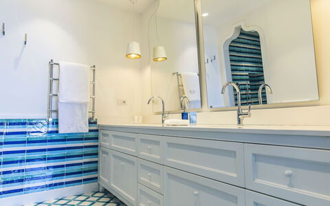 Villa Heart: Blu, Pavimentazione, Interior Design, Idraulico Fixture, Pavimento, Mobiletto Del Bagno, Piastrella, Idraulico, Rubinetto, Bagno