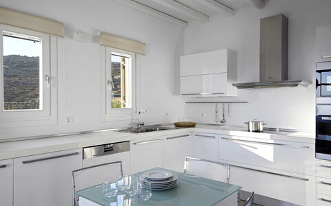 Villa Helios: Cucina, Elettrodomestico Da Cucina, Controsoffitto, Mobilia, Interior Design, Apparecchio Major, Pavimentazione, Cabinetry, Lavello, Elettrodomestico