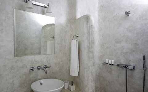 Villa Helios: Parete, Idraulico Fixture, Interior Design, Rubinetto, Pavimentazione, Lavello, Bagno, Lavandino Del Bagno, Idraulico, Pavimento