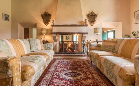 Villa Il Castagno: Mobilia, Parete, Interior Design, Divano, Pavimentazione, Soggiorno, Pavimento, Camera, Illuminazione, Casa