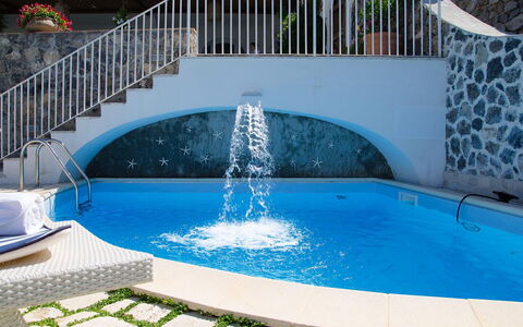 Villa Il Sogno di Praiano: Blu, Piscina, Acqua, Ricorrere, Tempo Libero, Materiale Composito, Mobili Da Esterno, Eco Hotel, Shade, Giochi D'Acqua