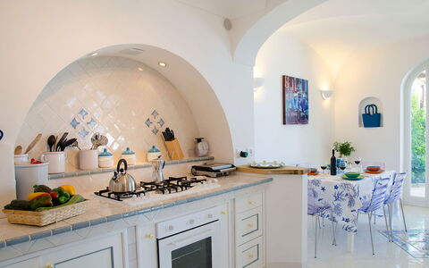 Villa Il Sogno di Praiano: Interior Design, Illuminazione, Cucina, Soffitto, Controsoffitto, Modanatura, Piastrella, Pianta Della Casa, Elettrodomestico Da Cucina, Marmo