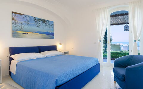 Villa Il Sogno di Praiano: Blu, Mobilia, Interior Design, Pavimento, Camera Da Letto, Mare, Letto, Camera, Soffitto, Bedding