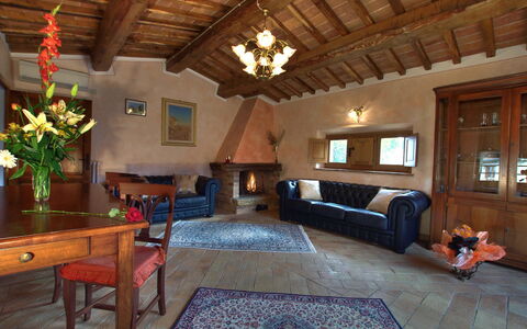 Villa Incanto: Mobilia, Interior Design, Pavimentazione, Legna, Divano, Soffitto, Camera, Pavimento, Soggiorno, Tavolo