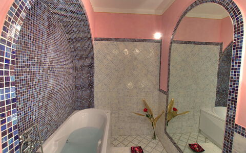 Villa Incanto: Parete, Pavimentazione, Idraulico Fixture, Interior Design, Pavimento, Bagno, Idraulico, Piastrella, Rubinetto, Vasca Da Bagno