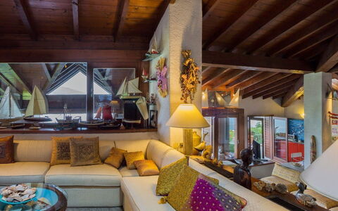 Villa Isa: Interior Design, Mobilia, Legna, Divano, Pavimentazione, Soffitto, Pavimento, Soggiorno, Illuminazione, Casa