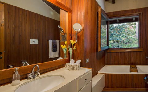 Villa Isa: Interior Design, Idraulico Fixture, Legna, Lavandino Del Bagno, Lavello, Pavimentazione, Soffitto, Pavimento, Rubinetto, Bagno