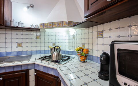 Villa Isabella: Cucina, Controsoffitto, Interior Design, Elettrodomestico Da Cucina, Pavimentazione, Cucina Stufa, Apparecchio Major, Pavimento, Piastrella, Stufa A Gas