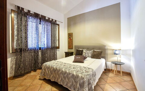Villa Isabella: Letto, Interior Design, Mobilia, Camera Da Letto, Bedding, Lenzuolo, Pavimento, Pavimentazione, Camera, Soffitto