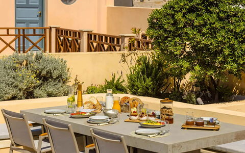 Villa Jasmine: Mobilia, Tavolo, Sedia, Mobili Da Esterno, Cucina & Sala Da Pranzo Tavolo, Tavolo Esterno, Ristorante, Pianta Della Casa, Terrazza, Giardino