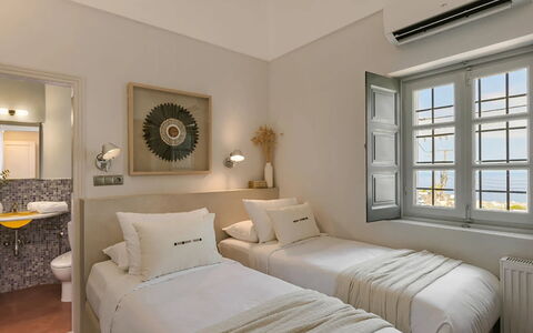 Villa Jasmine: Camera Da Letto, Telaio Del Letto, Letto, Bedding, Appartamento, Soffitto, Lenzuolo, Cuscino, Hotel, Lancia Cuscino