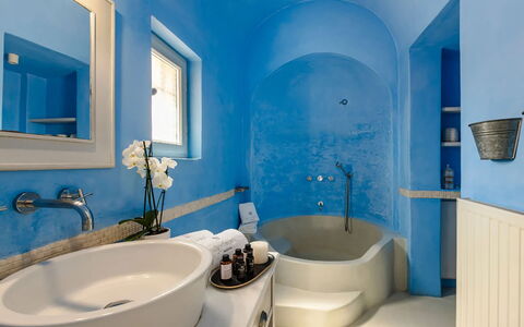 Villa Jasmine: Blu, Interior Design, Soffitto, Idraulico Fixture, Mobilia, Pavimentazione, Pavimento, Bagno, Camera, Vasca Da Bagno